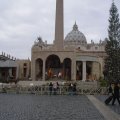 Petersplatz mit der Weihnachtskrippe vor dem Petersdom