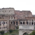 Oben auf dem Domus Tiberiana mit Blick aufs Colosseum, im Vordergrund der Titusbogen