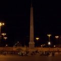 Piazza del Popolo in der Nacht mi dem  Obelisco Flaminio