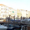 Rechts der Fischmarkt am Canale Grande