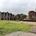 Links Via Sacra, rechts Venus- und Roma-Tempel.