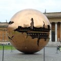 Sfera con Sfera (1990) von Arnaldo Pomodoro im Cortile della Pigna des Vatikans.