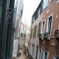 Ausblick aus dem Zimmer im Hotel Noemi auf die Calle dei Fabbri