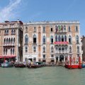Links der Palazzo Bauer am Canale Grande