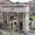 Blick aus dem Tabularium auf den Septimius-Serverus-Bogen (Arco di Settimio Severo)