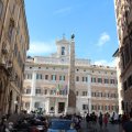 Palazzo Montecitorio an der Piazza di Monte Citorio und dem Obelisco di Montecitorio
