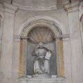Altar mit Statue des Apostel Petrus im Innern des Tempietto di Bramante