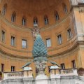Pinienzapfen aus Bronze im Cortile della Pigna