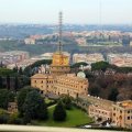Radio Vaticana (mit Sendemast) und vorne rechts das Kloster Monastero Mater Ecclesiae