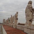 11 Apostel Figuren und die Jesusfigur  über der Attika der Basilica di San Pietro von hinten gesehen