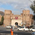 Porta San Paolo direkt neben der Cestius-Pyramide in Ostiense ist ein Stadttor der Aurelianischen Mauer
