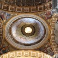 Lichtschacht von unten in der Basilica di San Pietro