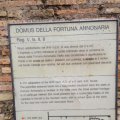 Erläuterungsschild zum Domus della Fortuna Annonaria