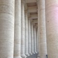 Säulenbogen der Piazza di San Pietro