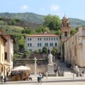 Piazza Duomo Richtung Osten mit dem Monument von Leopoldo II und der Chiesa Sant Agostino