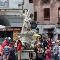 Piazza Duomo mit der Fontana di Sant Andrea