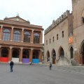 Piazza Cavour, links nach rechts: Teatro Galli, Palazzo del Podestà und Palazzo dellArengo