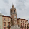 Uhrenturm an der Piazza Tre Martiri
