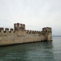 Mauer des Hafens von dem Castello di Sirmione oder Castello Scaligero