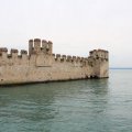 Mauer des Hafens von dem Castello di Sirmione oder Castello Scaligero