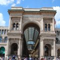 Eingang der Galleria Vittorio Emanuele II an der Piazza del Duomo
