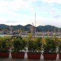 Dachterasse des Hotels Marina Place mit Blick über den Hafen auf die Berge Liguriens