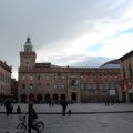 Die Piazza Maggiore mit dem Palazzo dAccursio (mit der Turmuhr) und dem Palazzo Comunale (Eingang mit Flaggen)