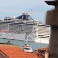Viel zu große Kreuzfahrtschiffe in der Lagune Venedigs