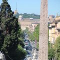 Hinten die Via Ferdinando di Savoia, davor die Fontana del Nettuno und der Obelisk der Piazza del Popolo