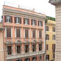 Blick aus dem Hotelzimmer auf einen Palazzo an der Via di Capo le Case