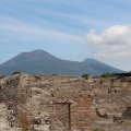 Blick über die Ruinen von Pompei zum Vesuvio (Vesuv)