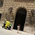 Italienisches Postauto vor dem Palazzo di Giustizia (Justizgebäude)