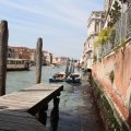 Auf einem Steg am Canale Grande an der Fondamenta Labia