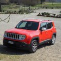 Der Leihwagen, ein Jeep Renegade, auf dem Parkplatz von Monteriggioni