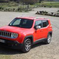 Der Leihwagen, ein Jeep Renegade, auf dem Parkplatz von Monteriggioni