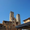 Torre Grossa (hinten links) die beiden Torri degli Ardinghelli und rechts der Torre Rognosa von der Piazza della Cisterna