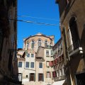Calle+S.+Rocco+mit+Blick+auf+die+S%C3%BCdwestseite+der+Basilica+dei+Frari