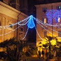 Weihnachtsbeleuchtung auf der Piazza di San Salvatore in Lauro