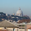 Ausblick auf den Petersdom von einem kleinen Park auf dem Aventino zwischen der Basilica Bonifacio e Alessio und der Basilica di Santa Sabina all Aventino