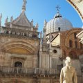 LArco+Foscari+mit+der+Kuppel+der+Basilica+di+San+Marco+und+der+R%C3%BCckseite+der+Skulptur+vom+Mars