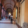 Die berümten Arkadengänge Bolognas an der Via dellIndipendenza (35)