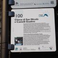 Hinweisschild auf die Chiesa di San Nicolò und die Castelli Gualino