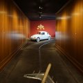 Einfahrt in das Kutschenmuseum und der Volkswagen "Käfer" VW Typ 1 Beetle