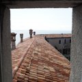 Blick von einer Zwischenstation im Turm auf die Dächer vom Castello di Duino