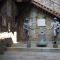 Michez e Jachez plus Glocke aus dem Rathaus von Trieste, im Eingangsbereich des Castello di San Giusto, Trieste
