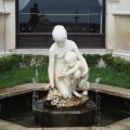 Springbrunnen mit Frau und Baby am Castello Miramare