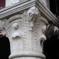 Mercato di Rialto: Kapitell mit Seepferdchenmotiv
