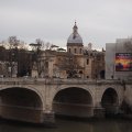 Ponte Cavour über den Tiber mit der Chiesa di San Rocco allAugusteo im Hintergrund