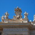 Auf den Kolonnaden des Petersplatzes (Piazza San Pietro) mit 5 der 140 Heiligenstatuen