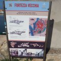Infoschild der Festung Fortezza Vecchia